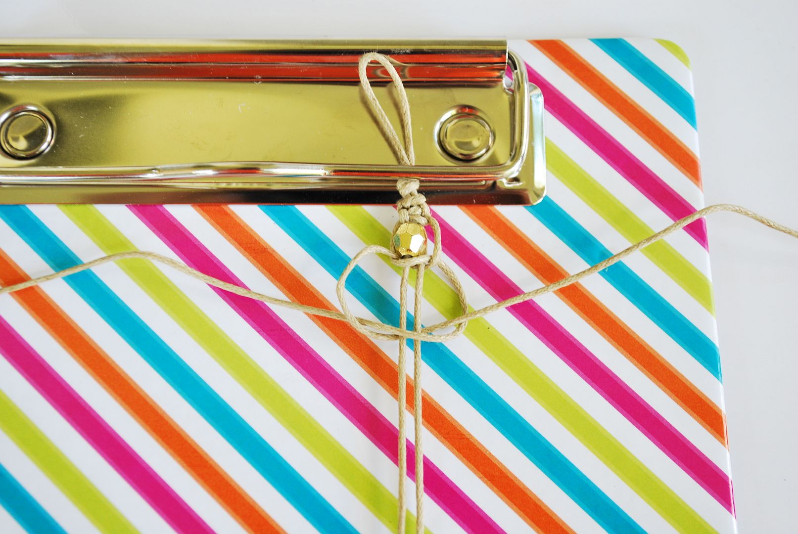 the diy beaded macrame bracelet